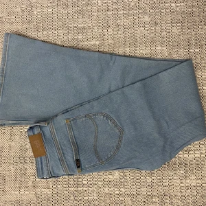 Lee bootcut jeans - Ljusblå bootcut jeans jag köpte från Lee’s hemsida för ca ett år sedan men använt kanske två gånger. Storlek W26/L31 Kostar 1100kr nya Skriv om ni har frågor❣️