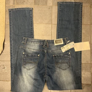 Bootcut jeans  - Helt nya Jeans i bootcut modell som går att ha lågmidjade! Midjemått: 37cm innerbenslängd 82 cm❤️