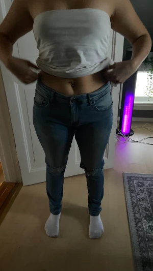 Blåa skinny jeans - Blåa jeans med själv gjorda hål på knäna Storlek 32/33