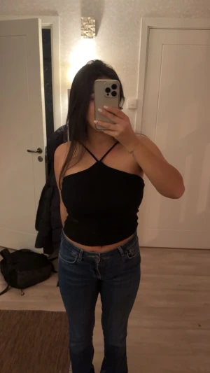 Svart linne  - Jättefint linne som inte kommer till användning. Lite nopprig men går att lösa med en noppbortagare. Skriv för närmre bild 🤍