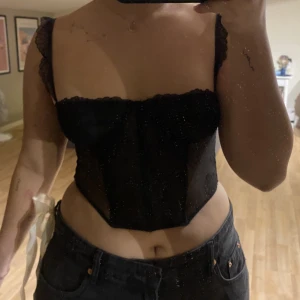 corset top - corset top i svart spets i storlek s passar nog 36/38