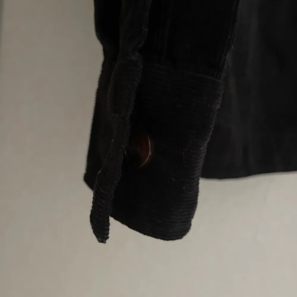En avslappnad jacka med 50-tals känsa tillverkad av 100% bomull. Den är försluten med 4 knappar och har två fickor som är fastsydda ner till och en elegant dubbel bröstficka. Jackor.