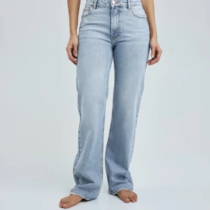 Bik bok jeans  - Säljer på mina oanvända bik bok jeans. Slutsålda på hemsidan! Nypris 700. Mitt pris 350kr🥰storlek 26 i midja 32 i längd. Passar mig som är 170