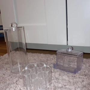 Smink förvaring - Jag säljer dom här tre smink förvaringarna bra skick använd en gång köpt för 100 kr