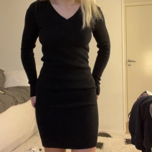 Ribbad klänning  - Köpt för år sen men endast använd en gång så den är helt nyskick, från märket object , ribbad i stretchigt material 