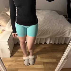 Ljusblå träningstights - Fina träningstights i ljusblå färg! Använda 2-3 gånger💙