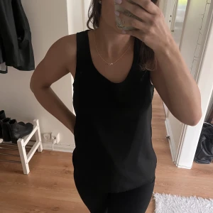 Linne med spets - Fint linne i lite lyxigare material med spets i ryggen. Mycket bra skick. Öppen för prisförslag. :)
