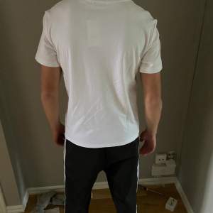 Vit tröja Ralph Lauren tröja, som är riktigt snygg inför sommaren. Han på bilden är 180cm lång.