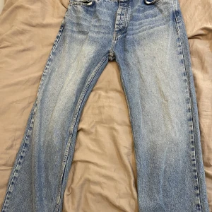 Just Junkies Jeans - Loose fit. Skick 8,5/10.  Nypris ca 900 kr på NLYMan, mitt pris 229kr. Kan diskuteras vid snabbt affär 🤝. För fler frågor hör gärna av dig. 