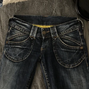 Pepe jeans - Skitsnygga jeans från Pepe Jeans London som tyvärr är för små för mig :( Superfint skick, storlek W28. midjemåttet (mätt tvärs över midjan) är 39 cm och Innerbenslängden är 79 cm 💕💕