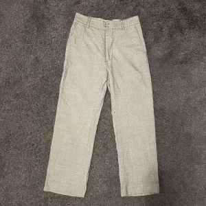 Maison Martin Margiela Trousers - Herrbyxor av legenden Martin Margiela, snygg rak passform men för små för en. Minirutor (se bild 3)   Mycket bra skick, inga synliga konstigheter och använda få gånger.   Storlek S (FR46) för män och skulle tippa M för damer :)