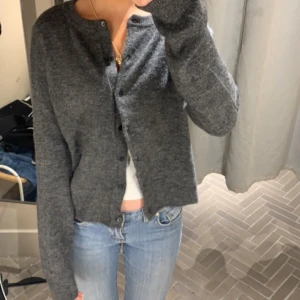 stickad kofta  - stickad kofta från hm, hittar ej på hemsidan så vet ej om den säljs längre. sparsamt använt och i supergosigt material  strl M men sitter som en xs/S