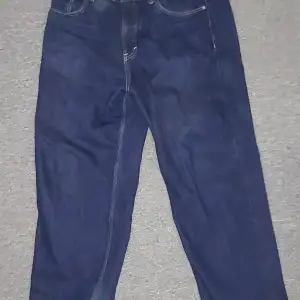 Jag har ett par Baggy jeans från hm som är i hyffsat bra skick, inga skador, köptes för 250-300kr kom inte riktigt ihåg säljer eftersom dom inte kommer till användning