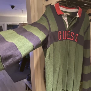 Guess tröja - Säljer en gammal guess tröja i storlek L som är helt perfekt inför julfirandet 🎅🏻