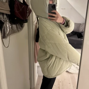 Quiltad puffer jacka - Ljusgrön, tjock, oversized jacka som jag köpt från Zara för 4 år sedan. Använd men som i nyskick💕💕