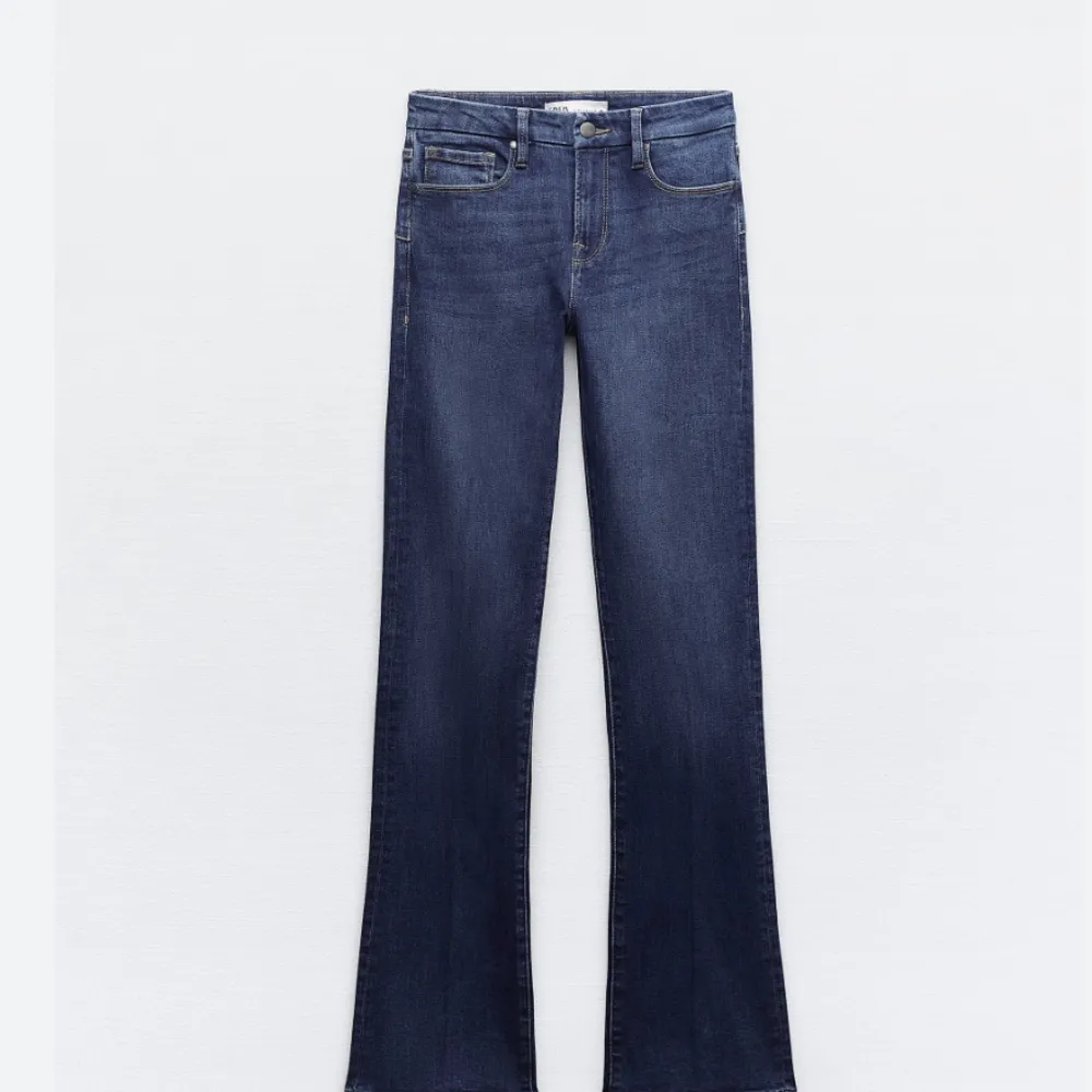 Säljer nu ett par lågmidgade bootcut jeans från zara i stl 36!  Säljer då de tyvärr inte kommer till användning, jeansen är i jätte bra skick då jag knappt har använt dem!   De är förra kollektionen så de sälj inte på zara längre vilket gör de mer unika!. Jeans & Byxor.