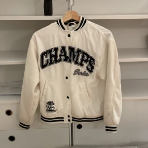 Baseboll jacka - Detta är en baseboll jacka i väldigt bra skick, änvänd få gg och köptes för 599kr, inget kvitto finns kvar då jag fick den i present.