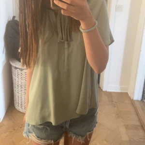 Blus  - Säljer denna super fina grönaktiga blusen från hm som inte kommer till användning längre.