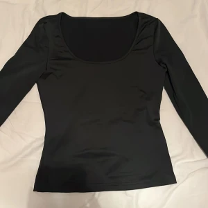 Svart tröja - Säljer denna svarta basic tröjan. Aldrig använt den så den är som ny. 