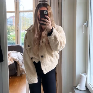 Teddy jacket - Supermysig teddyjacka, sitter lite overzise och knäpps med knapparna i fram