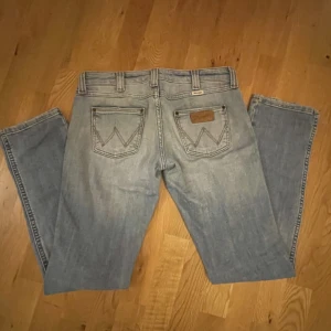 Jeans - Lågmidjade jeans från Wrangler i bra skick. Midjemått 37cm, lårmått 20cm, innerbenslängd 80cm. Skriv för frågor 🩷