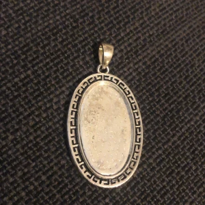 Supergullig berlock / hänge  - Super unikt och fin berlock som kan användas till halsband eller nyckelringar (: Är vintage och använt av någon annan sedan innan. Den är Supercharmig och så fin (: 