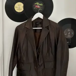 Vintage brun läderjacka (100% Sheep Leather), figursydd.  Ifrån märket gianini, strl 40, normal i storlek.🪐🐻✨