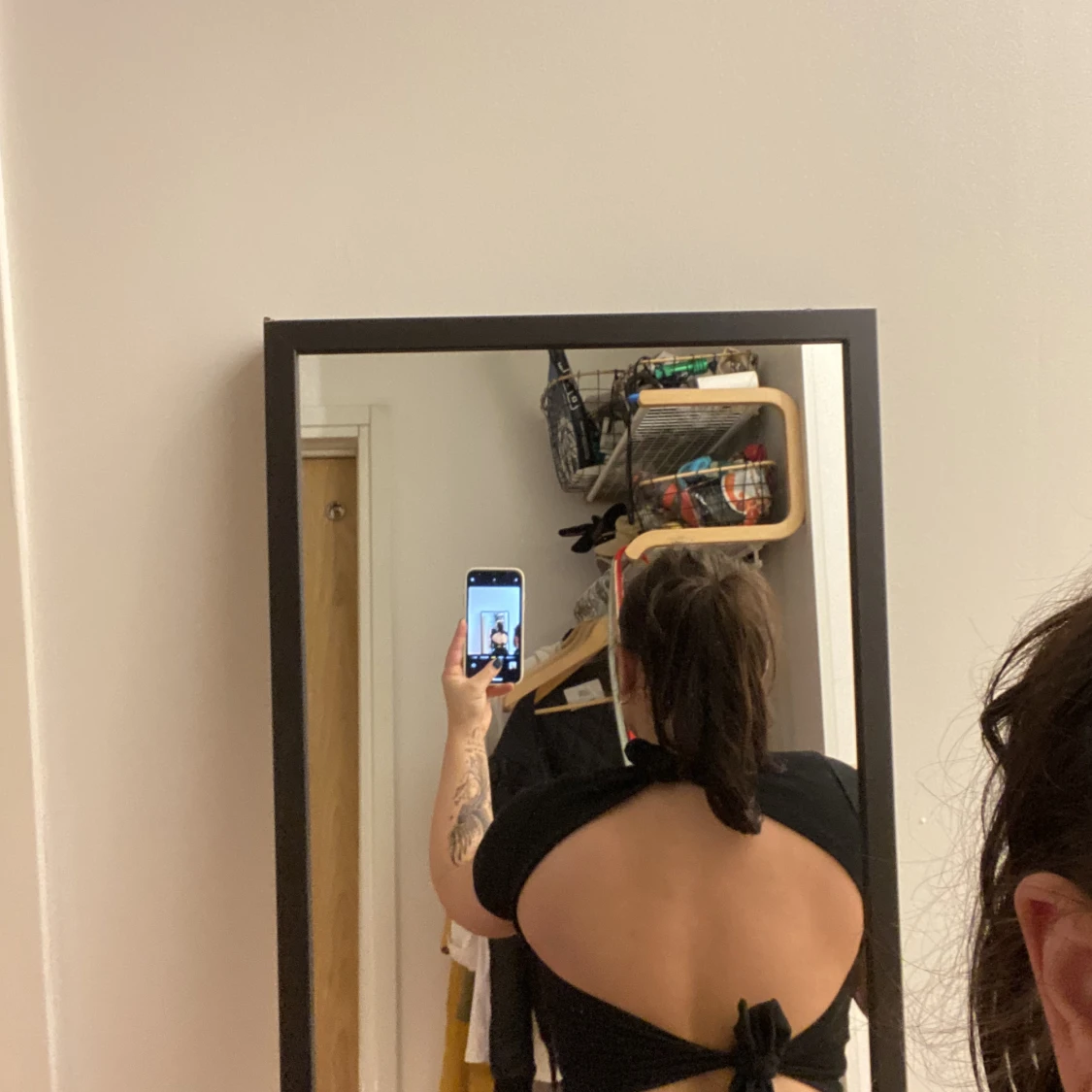 Fin svart tröja med öppen rygg - 90