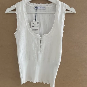 Populärt linne från Zara - Säljer detta populära linne från Zara, helt oanvänd! 