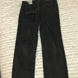Säljer ett par svarta/gråa jeans ifrån HM då de blivit för små för mig skriv om ni har några frågor eller funderingar 😁