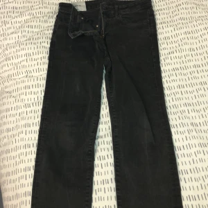 Jeans  - Säljer ett par svarta/gråa jeans ifrån HM då de blivit för små för mig skriv om ni har några frågor eller funderingar 😁