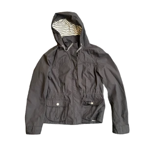 jacka - croppad vindjacka med insydd midja, passar xs-s!