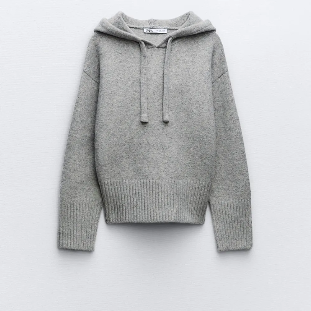 Säljer denna hoodie från zara. Storlek S, använd en gång. Helt ny i skicket. 🩶🩶🩶. Tröjor & Koftor.