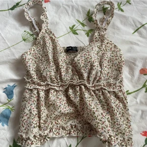 Topp - Säljer denna topp som är ifrån shein. Har ett bra material inte för tjockt och inte för tunt 