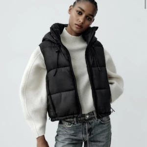 Zara Väst - Fin och varm väst från Zara som har luva🩷