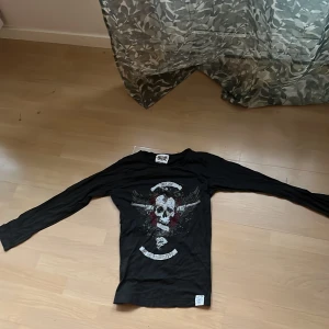 Långärmad tröja - Cool långärmad med tryck i barnstorlek 148/152 så den sitter relativt tajt.