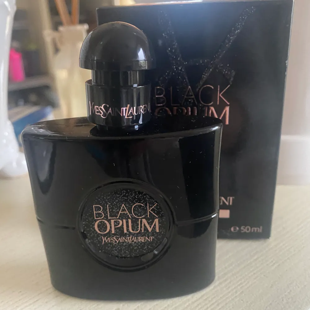   Ny oanvänd Black Opium Le Parfum 50ml   Den mest intensiva och radikala tolkningen av Black Opium från Yves Saint Laurent.  Nypris över 1000kr  Finns i Bandhagen alt skickas. Köparen står för frakten. . Övrigt.