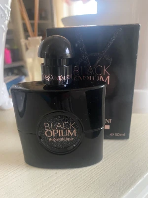 Black Opium Le Parfum 50 ml  -   Ny oanvänd Black Opium Le Parfum 50ml   Den mest intensiva och radikala tolkningen av Black Opium från Yves Saint Laurent.  Nypris över 1000kr  Finns i Bandhagen alt skickas. Köparen står för frakten. 