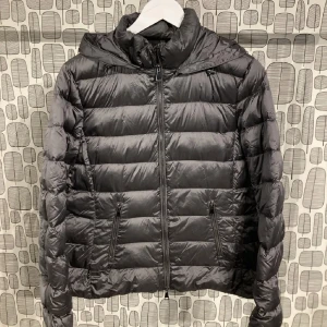 Massimo dutti jacka - Tja, nu säljer jag denna snygga Massimo dutti jacka. Inga hål. Jag är cirka 180. Passar både killar och tjejer. Uppskattar storleken till m står xl i. Den är i toppskick. Har du en fråga får du gärna höra av dig till mig/ mvh Hugo