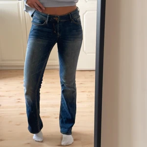 Lågmidjade jeans  - Fina lågmidjade jeans, säljer pågrund utav att jag tycker dem är lite för korta för mig som är 169! Dem passar mig som vanligtvis har 36, dem är även väldigt stretchiga💞