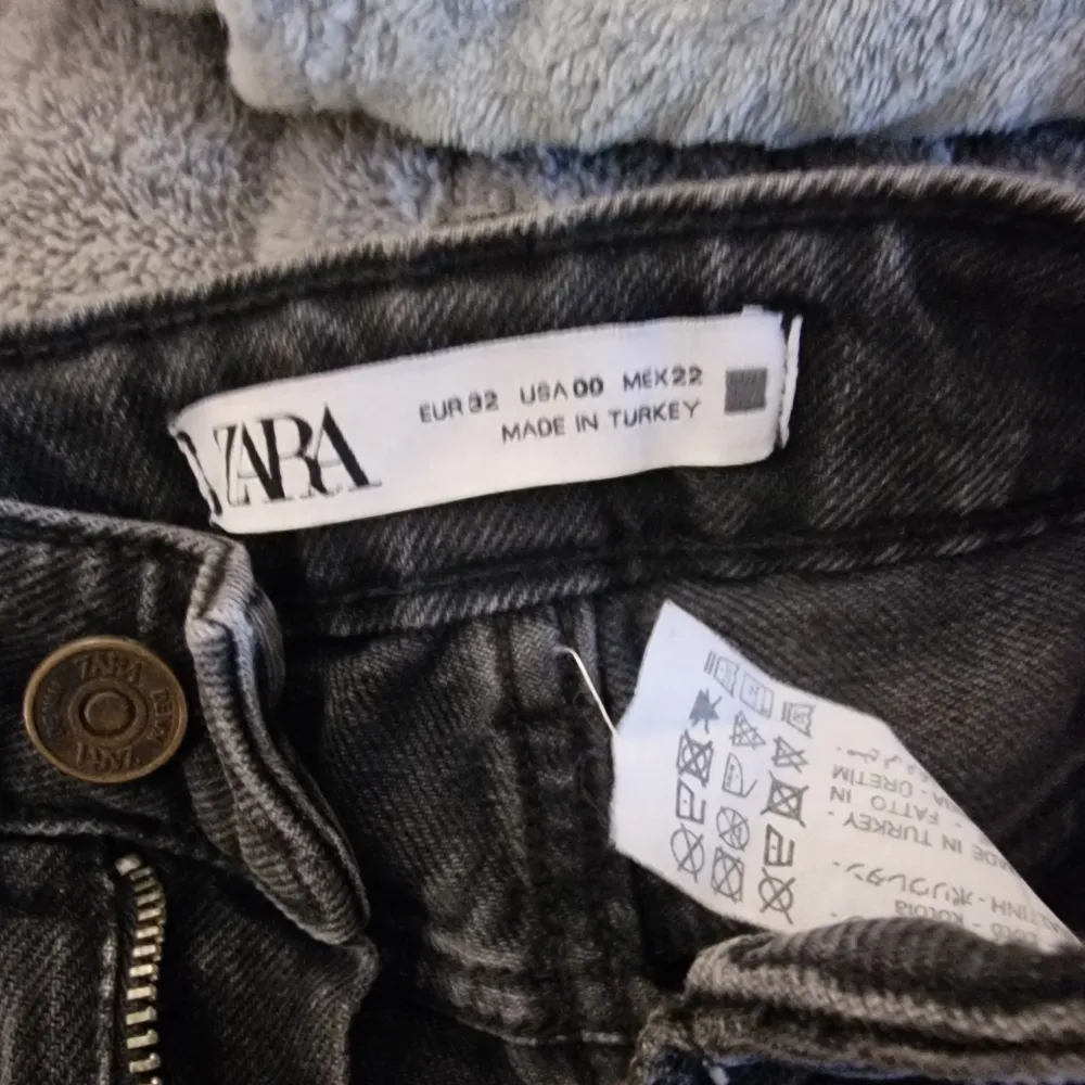 Zara slit jeans, high weist. Jeans & Byxor.