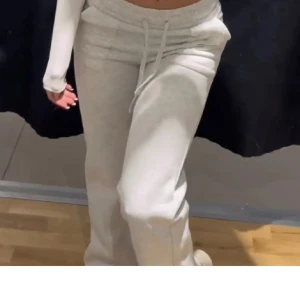 Lager 157 byxor  - Fina low waist mjukisar ifrån lager 157💗 Byxorna är endast testad på enligt tjejen jag köpte dom från ! Midjan ca 75 cm runt om & innerben: 80cm. Jag är 170 cm lång och skulle säga att det passar någon i ca 160-170cm. Använd gärna köp nu!👍🏾 Nypris (100kr) 