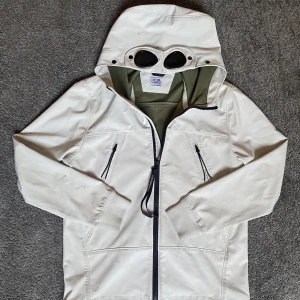 Cp company jacka  - Säljer denna cp company jacka storlek 14y passar xs en hel del fläckar men tror mycket går bort vid trvätt