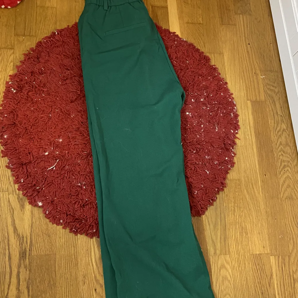 Gröna kostymbyxor från lindex Storlek 36 Kan visa på men ha i åtanke dom är förstora . Jeans & Byxor.