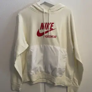 Säljer denna ganska tunna hoodie från Nike sportswear som inte kommer till användning. Väldigt bra skick, beige gul färg typ💛