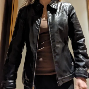 esprit fejk-läderjacka - skitsnygg jacka i fejk-läder (främst pvc och polyester) 💞💞 har inte kommit till användning och säljer därför💥 några små hål som jag kan skicka bild på vid intresse !! den färgar av sig ngt, men enkelt åtgärdat med att ha en tröja under jacka