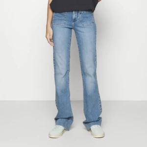 Wrangler jeans!  - Säljer dessa snygga jeans från wrangler🙌❤️. Säljer då dom var för små för mig. Jag är 176 cm lång, bara att fråga infalla frågor dyker upp❤️