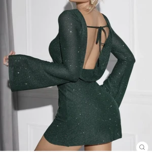 Klänning - Köpte den i vintras och har används enbart 2 gånger därav i väldigt bra skick!💗 Köpt på Parthea för cirka 430 kr💗 Passar perfekt nu till jul och nyår!!