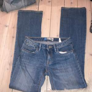 Söta jeans passar på ngn ganska kort typ 150-154