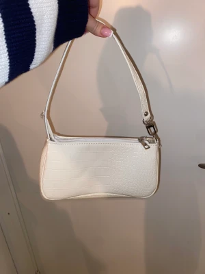 Vit väska - Säljs då den tyvärr inte kommer till användning längre. För fler bilder/info skriv i DM😇💓
